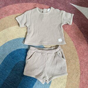 H&M Baby Boy 2-piece Short Sleeved Waffled Cotton Set in Beige, Size 6M